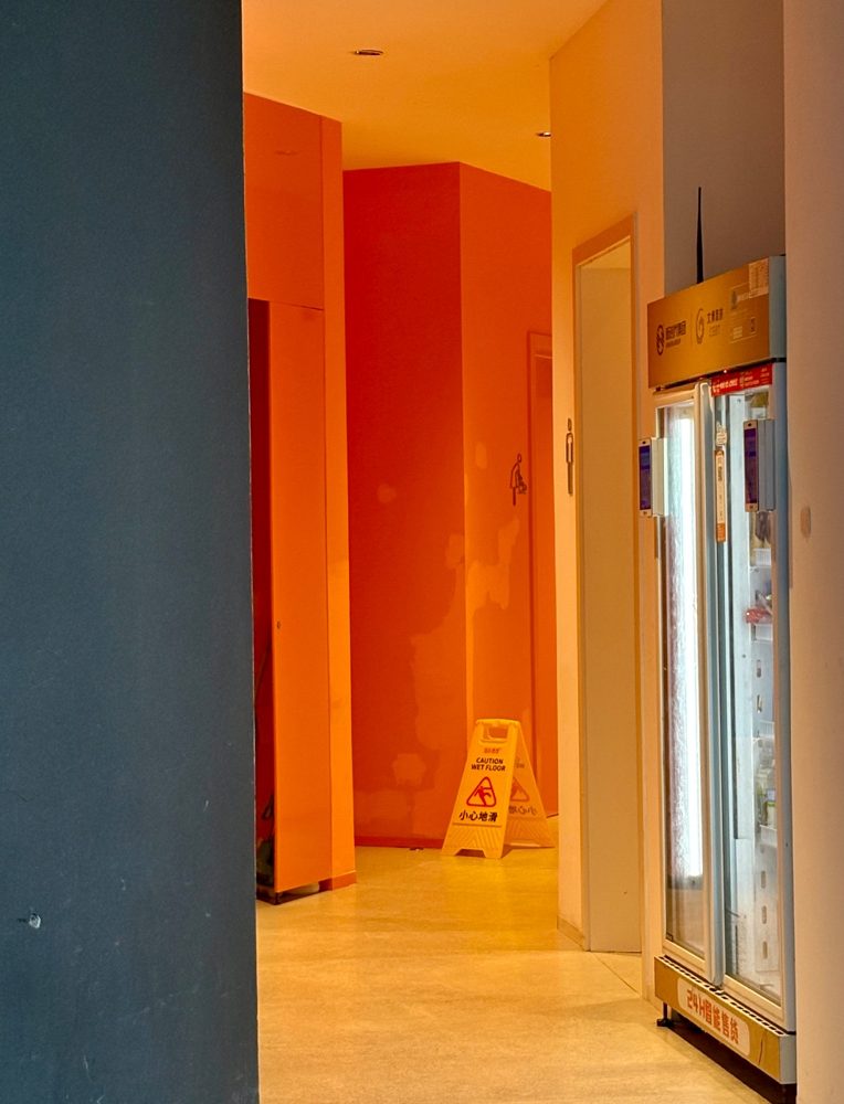 Pasillo naranja con refrigerador iluminado