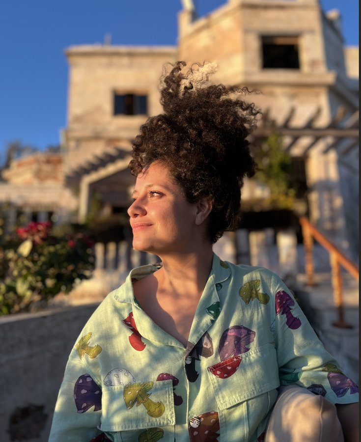 Martha Salazar Santos sonriendo al atardecer